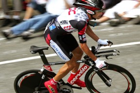 《FIFA2025虚拟足球“超凡盛典”——线上线下同步，点燃全球足球梦》