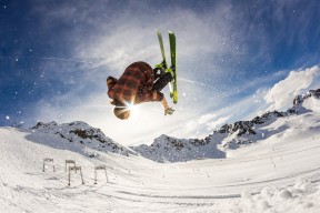 教练临场换人策略奏效，比赛逆转上演，教练换了再遇到会尴尬吗