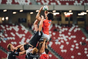 尼尔·巴特尔与队友默契配合，共同筑起袋鼠队坚实防线，尼尔巴特莱特