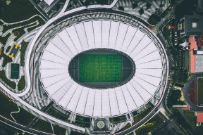 足球装备科技创新，减轻球员负担同时提升性能，足球装备的重要性