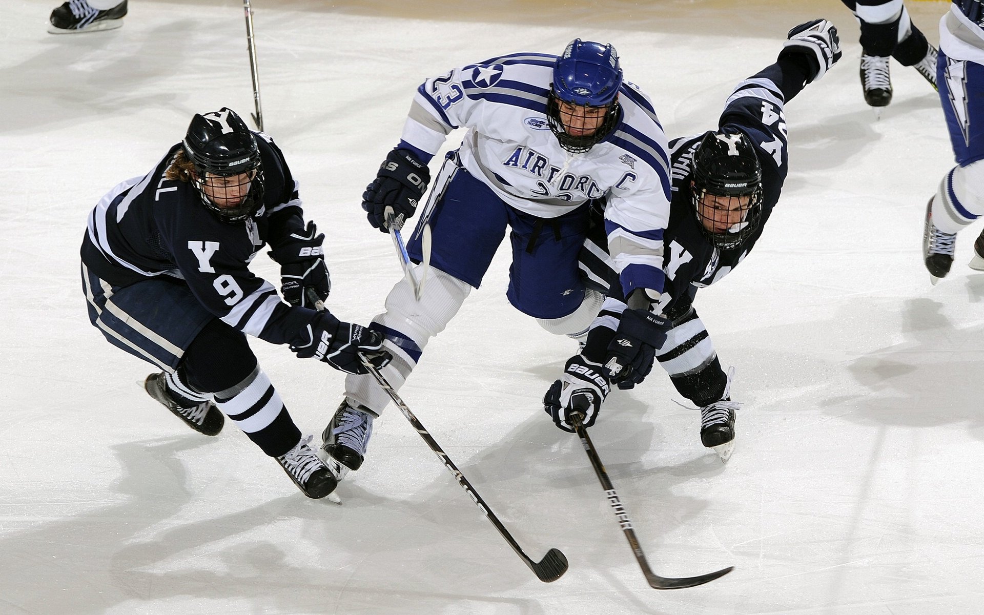 库里投中制胜三分全场沸腾欢呼，库里投全场三分视频