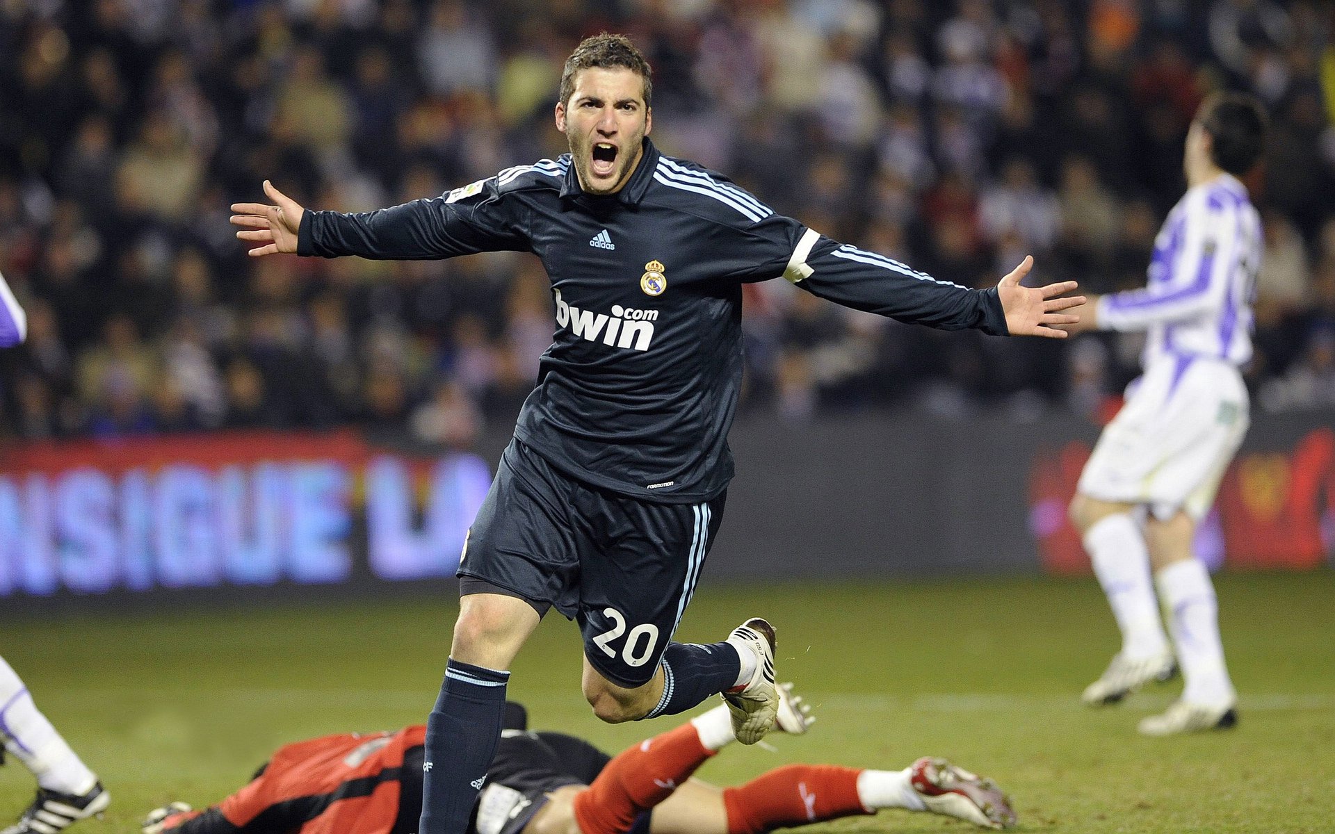 球员在欧冠关键战中登场替补后立刻产生影响，欧冠替补名额